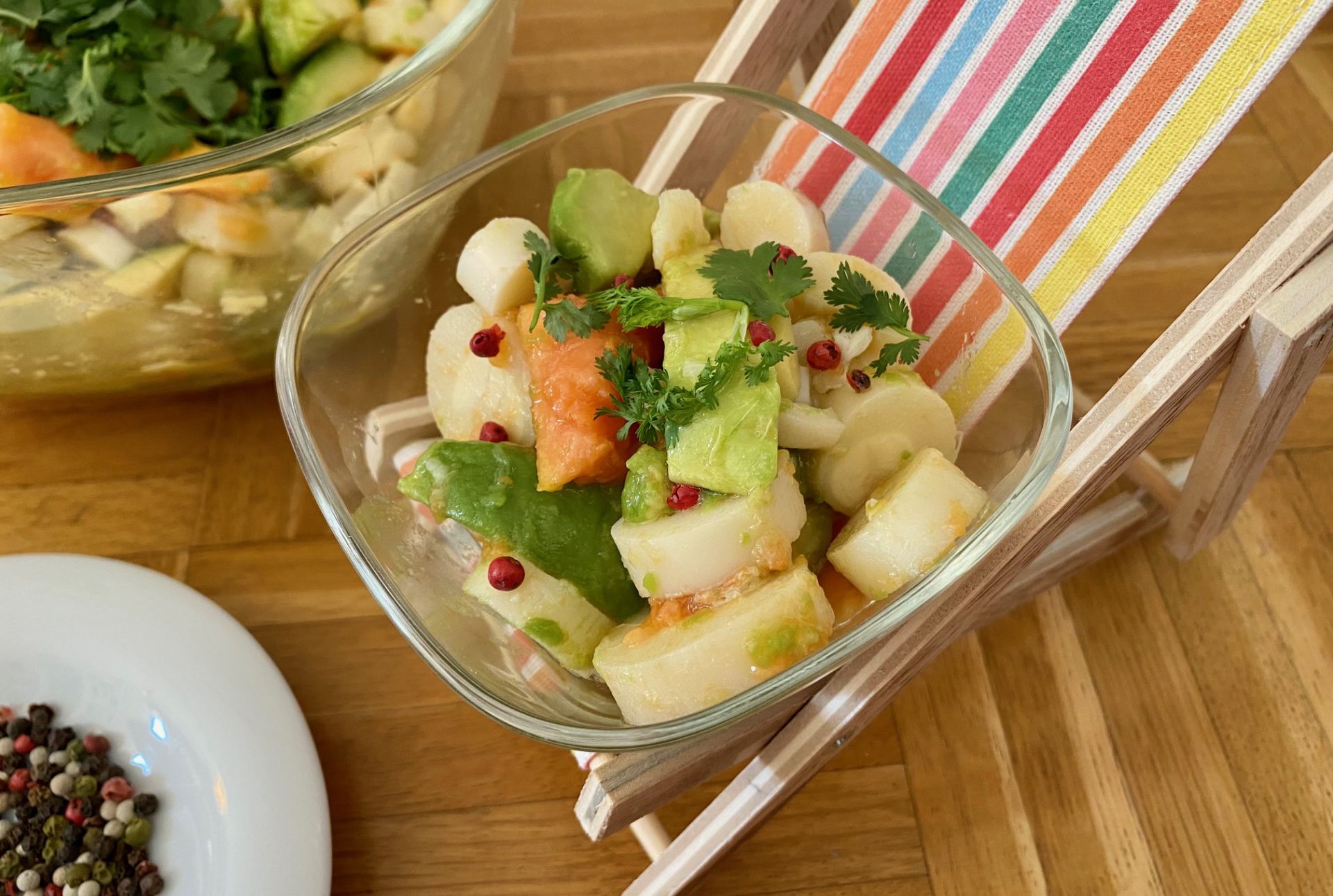 Fruchtiger Sommersalat mit Palmenherzen - Ceviche trifft Fischstäbchen