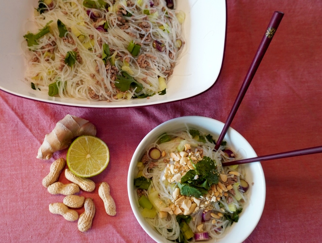 Thailändischer Glasnudel-Salat - Ceviche trifft Fischstäbchen