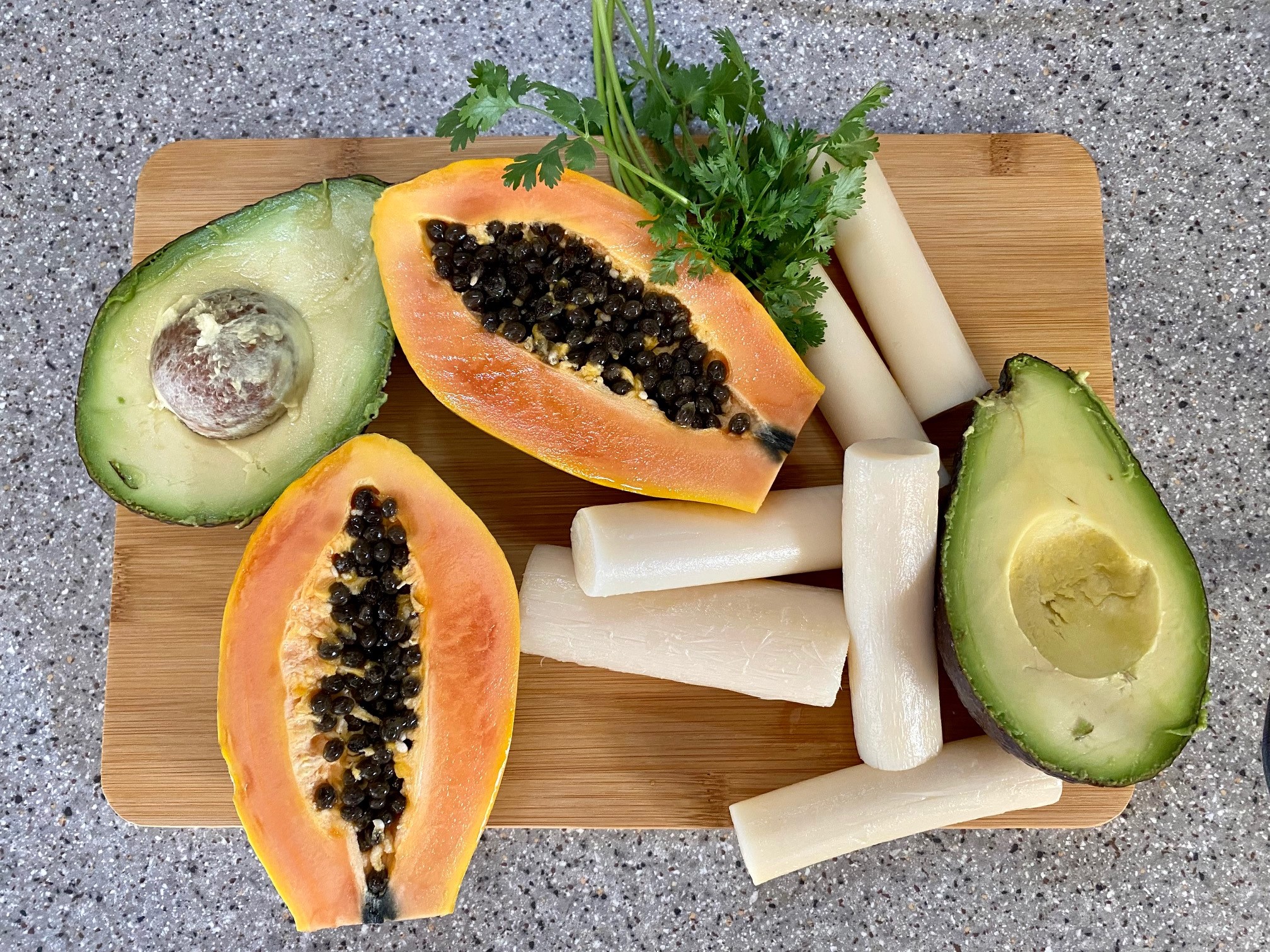 Fruchtiger Sommersalat mit Palmenherzen - Ceviche trifft Fischstäbchen